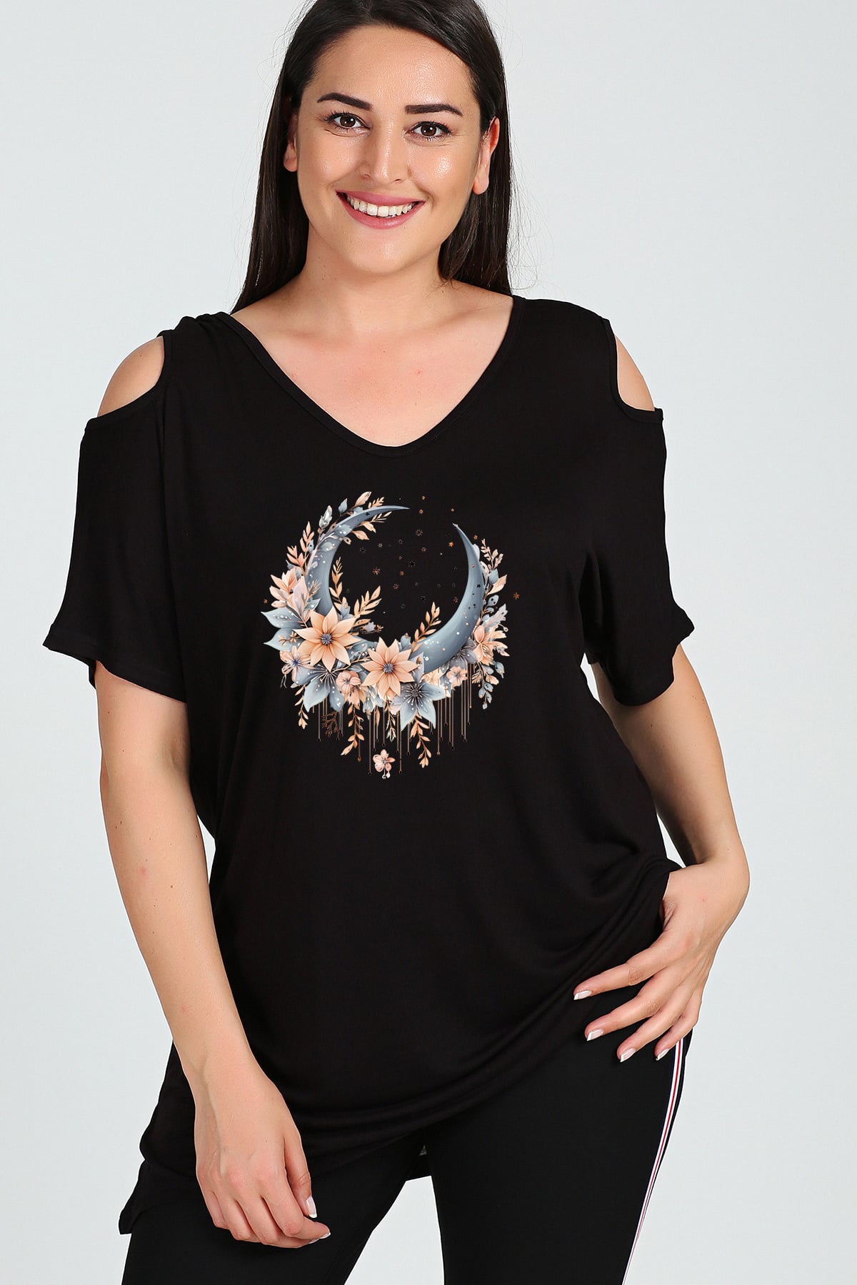 Büyük Beden Boho Hilal Baskılı Omuzu V Pencere Kısa Kol Bluz SiyahCurvy TrendBüyük Beden Boho Hilal Baskılı Omuzu V Pencere Kısa Kol Bluz Siyah