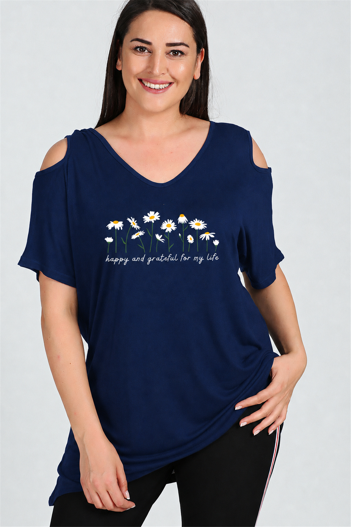 Büyük Beden Daisies Baskılı Omuzu V Pencere Kısa Kol Bluz LacivertCurvy TrendBüyük Beden Daisies Baskılı Omuzu V Pencere Kısa Kol Bluz Lacivert