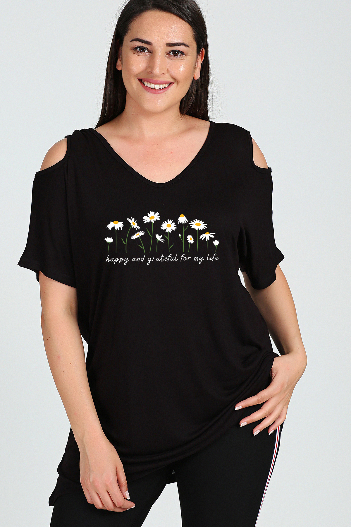 Büyük Beden Daisies Baskılı Omuzu V Pencere Kısa Kol Bluz SiyahCurvy TrendBüyük Beden Daisies Baskılı Omuzu V Pencere Kısa Kol Bluz Siyah