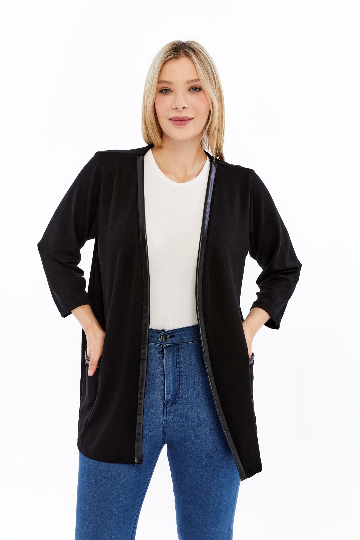 Büyük Beden Deri Garnili Cepli Yumuşak Dökümlü Kumaş Hırka SiyahCurvy TrendBüyük Beden Deri Garnili Cepli Yumuşak Dökümlü Kumaş Hırka Siyah