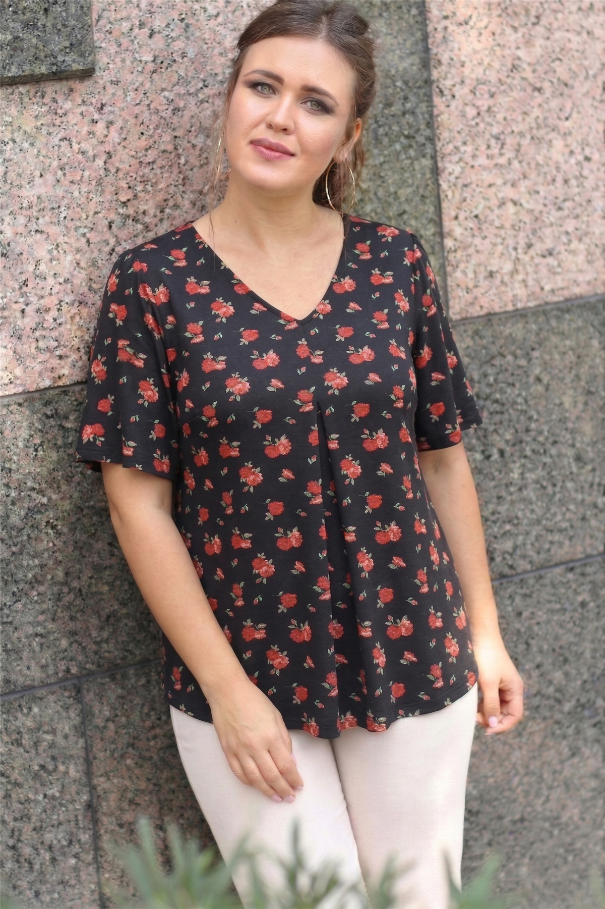 Büyük Beden Gül Desenli V Yaka Önü Pliseli Kısa Kol Bluz Siyah GülCurvy TrendBüyük Beden Gül Desenli V Yaka Önü Pliseli Kısa Kol Bluz Siyah Gül
