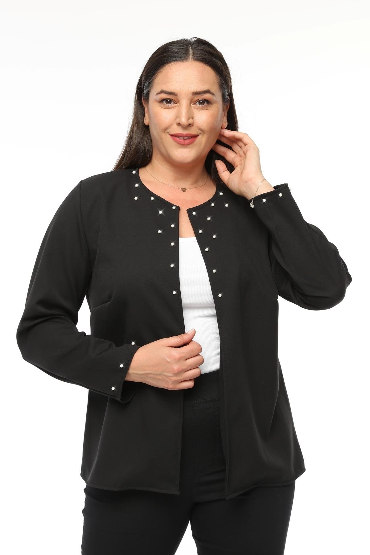 Büyük Beden İnci Detaylı Atlas Astarsız Kısa Ceket SiyahCurvy TrendBüyük Beden İnci Detaylı Atlas Astarsız Kısa Ceket Siyah