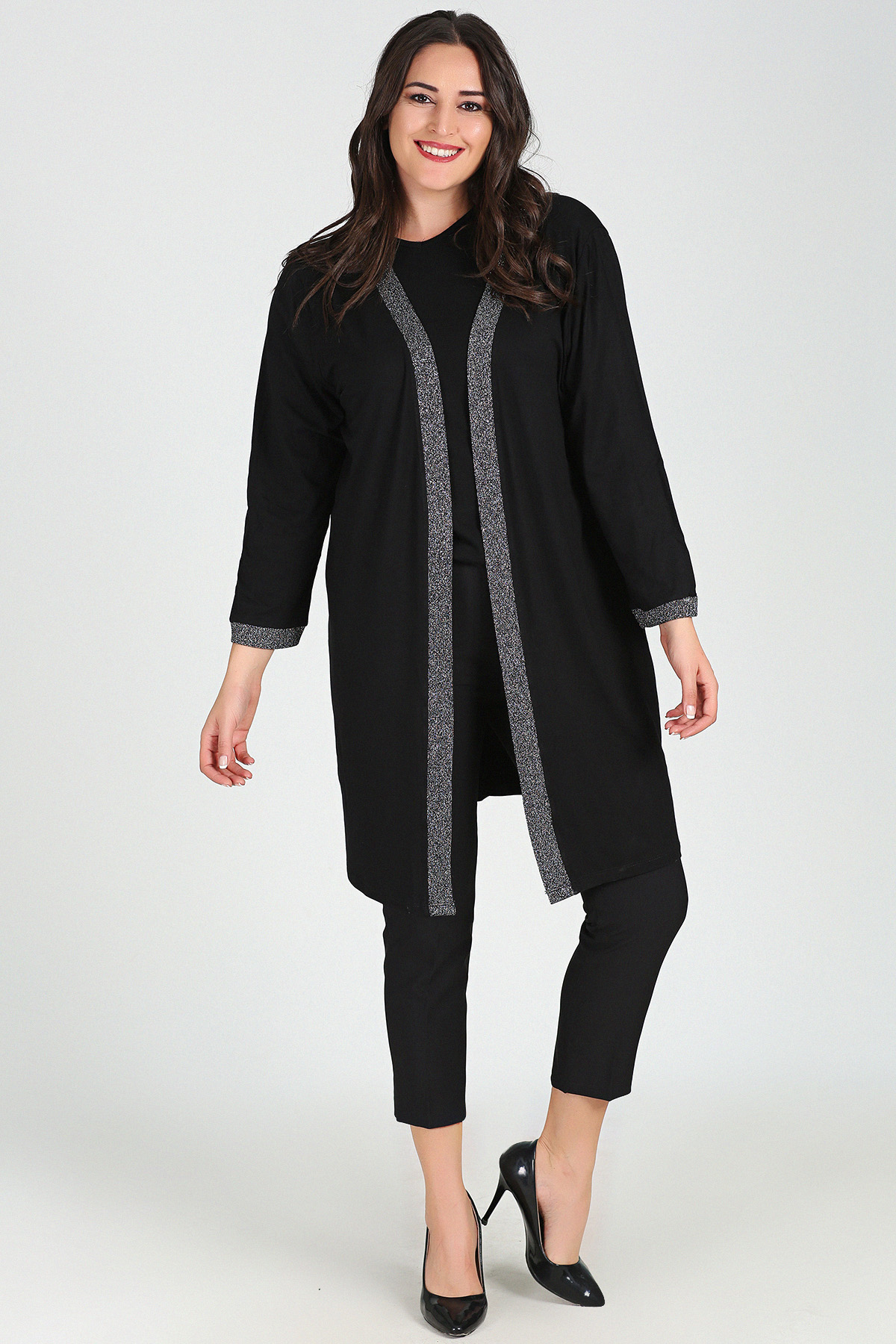 Büyük Beden Yaka Kolucu Simli HırkaCurvy TrendBüyük Beden Yaka Kolucu Simli Hırka Siyah