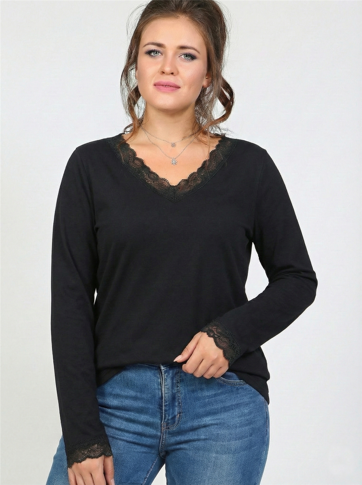 Büyük Beden Yaka ve Kol Ucu Dantel Uzun Kol Viskon Bluz SiyahCurvy TrendBüyük Beden Yaka ve Kol Ucu Dantel Uzun Kol Viskon Bluz Siyah