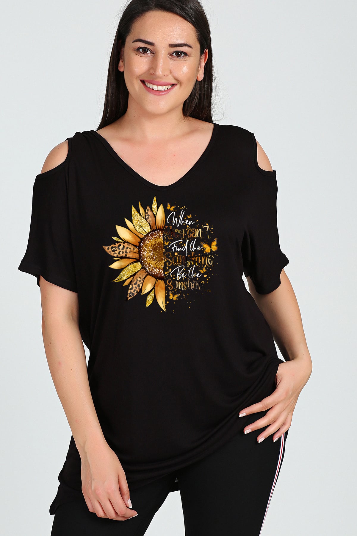 Büyük Beden Be The Sunshine Baskılı Omuzu V Pencere Kısa Kol Bluz SiyahCurvy TrendBüyük Beden Be The Sunshine Baskılı Omuzu V Pencere Kısa Kol Bluz Siyah