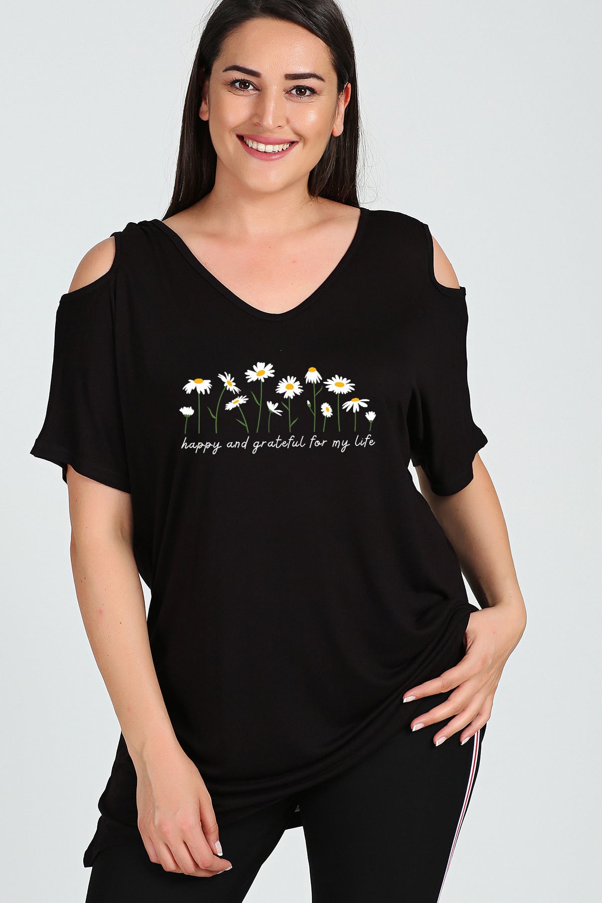 Büyük Beden Daisies Baskılı Omuzu V Pencere Kısa Kol Bluz SiyahCurvy TrendBüyük Beden Daisies Baskılı Omuzu V Pencere Kısa Kol Bluz Siyah