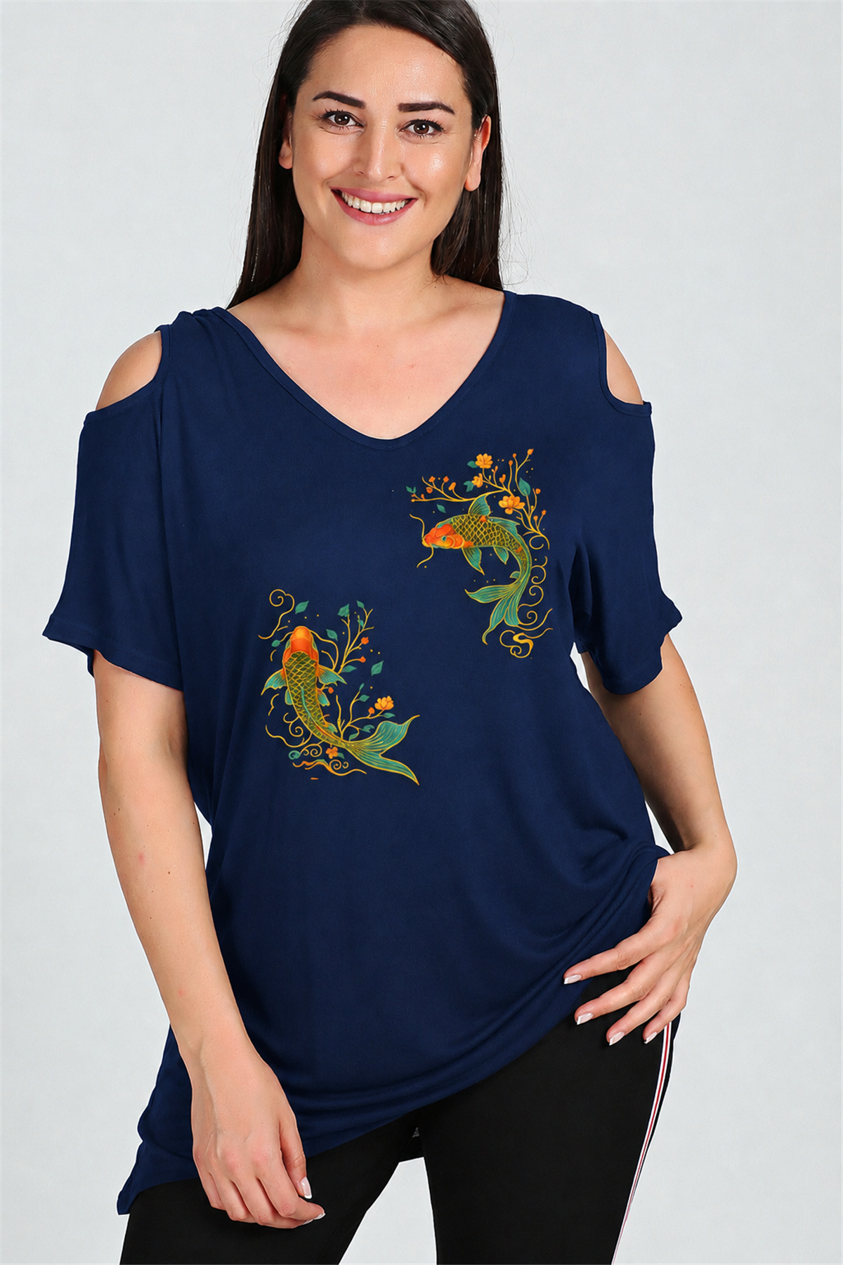 Büyük Beden Koi Fish Baskılı Omuzu V Pencere Kısa Kol Bluz LacivertCurvy TrendBüyük Beden Koi Fish Baskılı Omuzu V Pencere Kısa Kol Bluz Lacivert