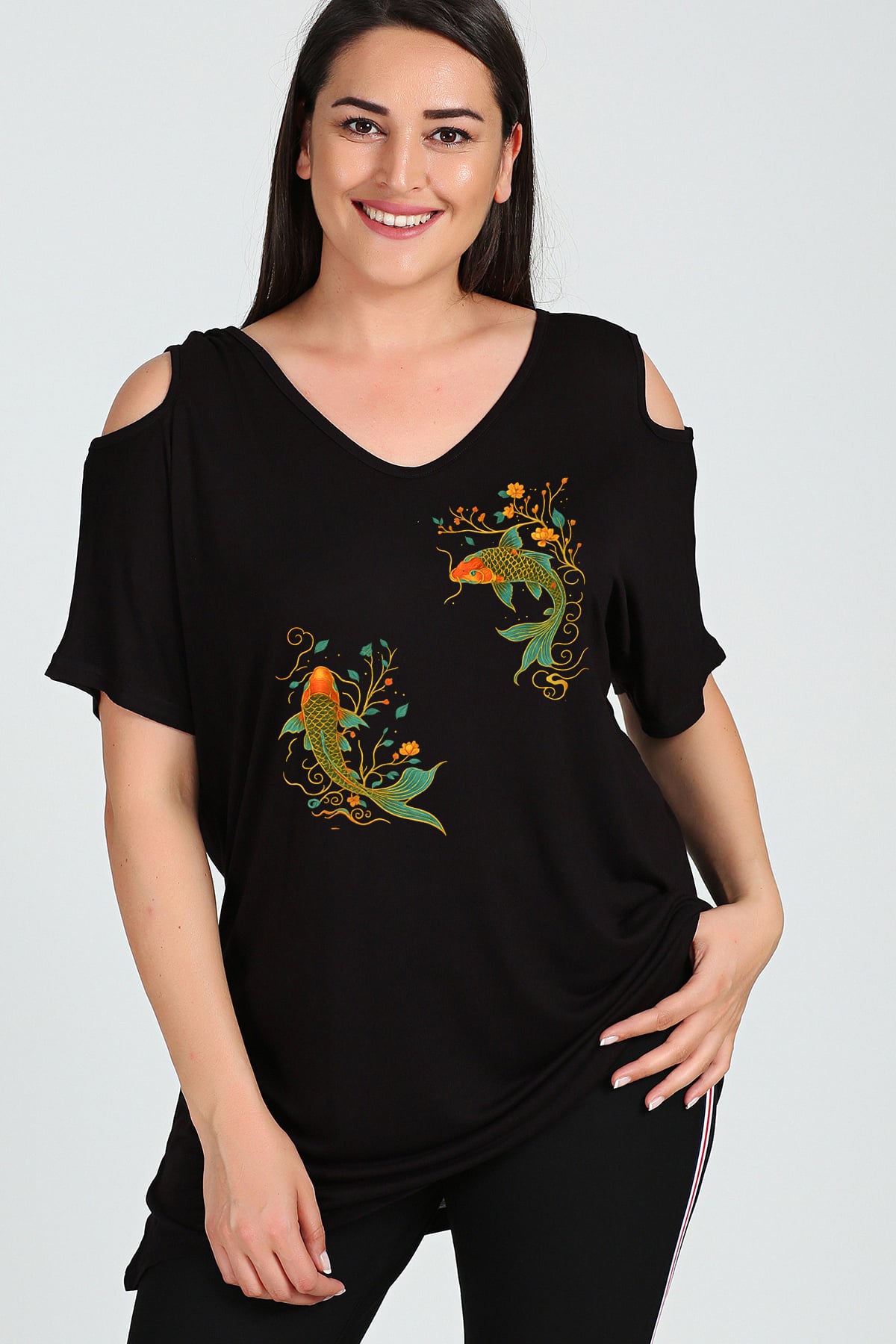 Büyük Beden Koi Fish Baskılı Omuzu V Pencere Kısa Kol Bluz SiyahCurvy TrendBüyük Beden Koi Fish Baskılı Omuzu V Pencere Kısa Kol Bluz Siyah