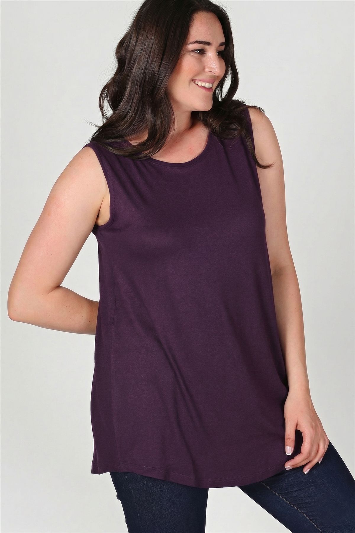 Büyük Beden Kolsuz Viskon Basic Bluz MürdümCurvy TrendBüyük Beden Kolsuz Viskon Basic Bluz Mürdüm