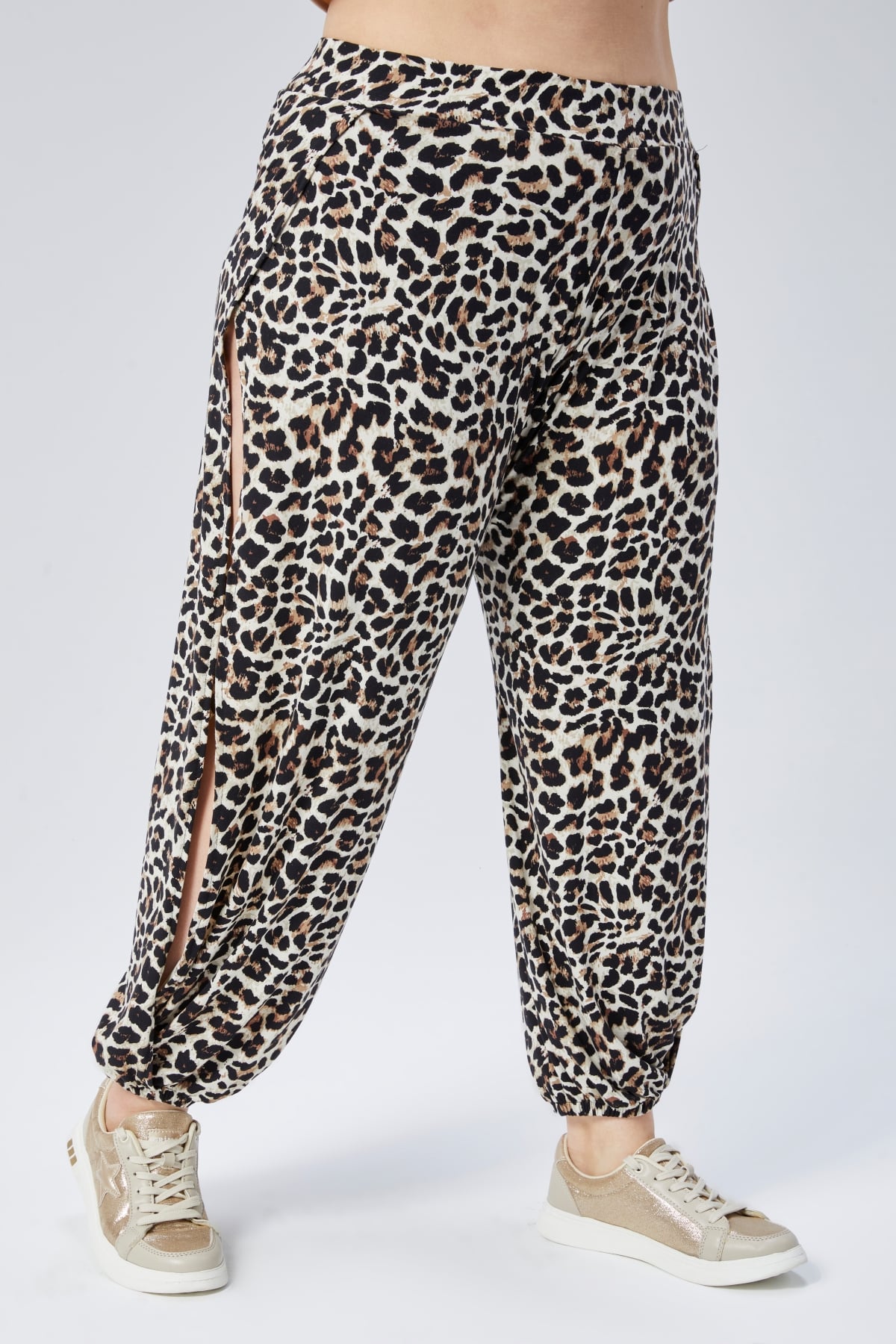 Büyük Beden Leopar Desenli Beli ve Paçası Lastikli Yanı Boydan Yırtmaç Viskon Pantolon LeoparCurvy TrendBüyük Beden Leopar Desenli Beli ve Paçası Lastikli Yanı Boydan Yırtmaç Viskon Pantolon Leopar