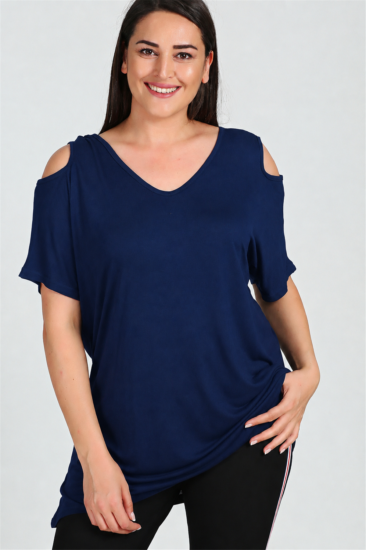 Büyük Beden Omuzu V Pencere Kısa Kol Bluz LacivertCurvy TrendBüyük Beden Omuzu V Pencere Kısa Kol Bluz Lacivert