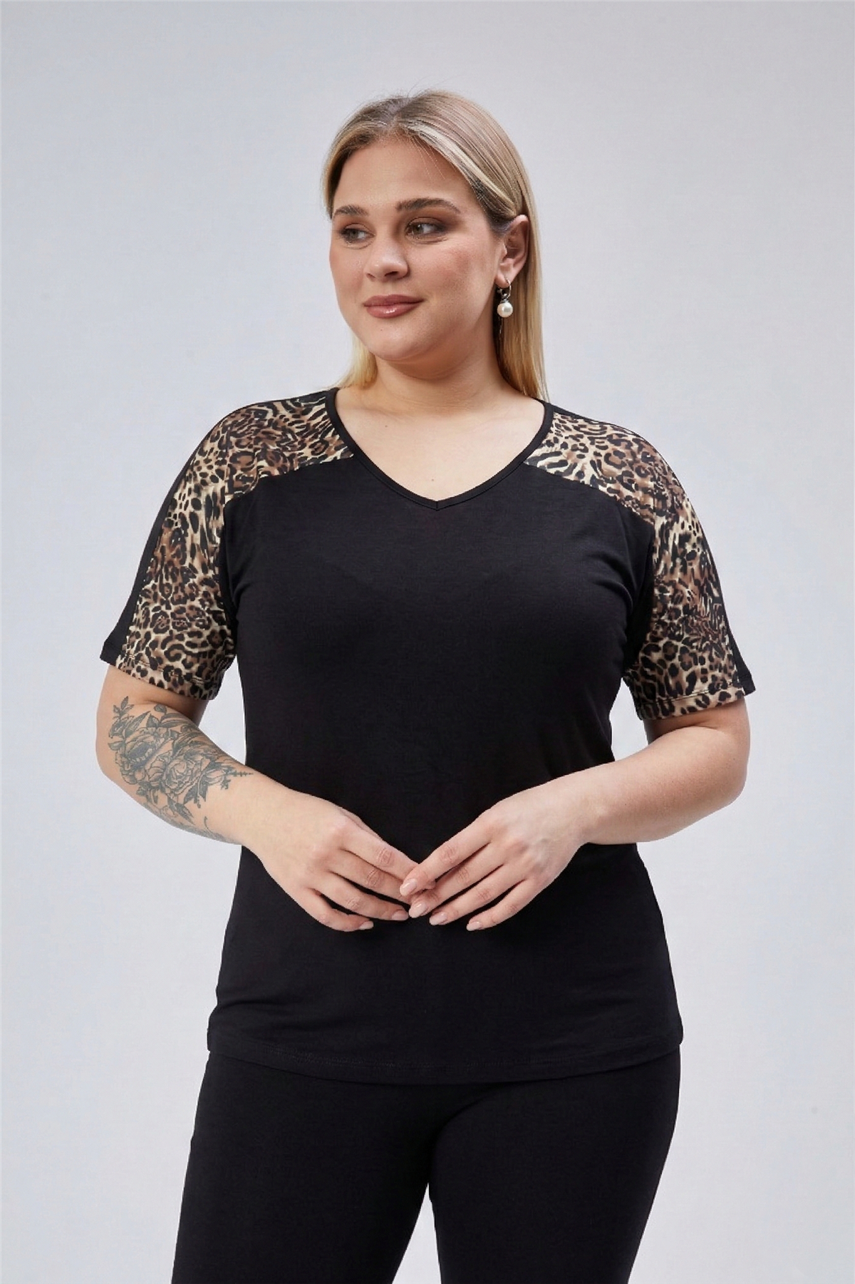 Büyük Beden Roba Leopar Detaylı Kısa Kol Bluz SiyahCurvy TrendBüyük Beden Roba Leopar Detaylı Kısa Kol Bluz Siyah