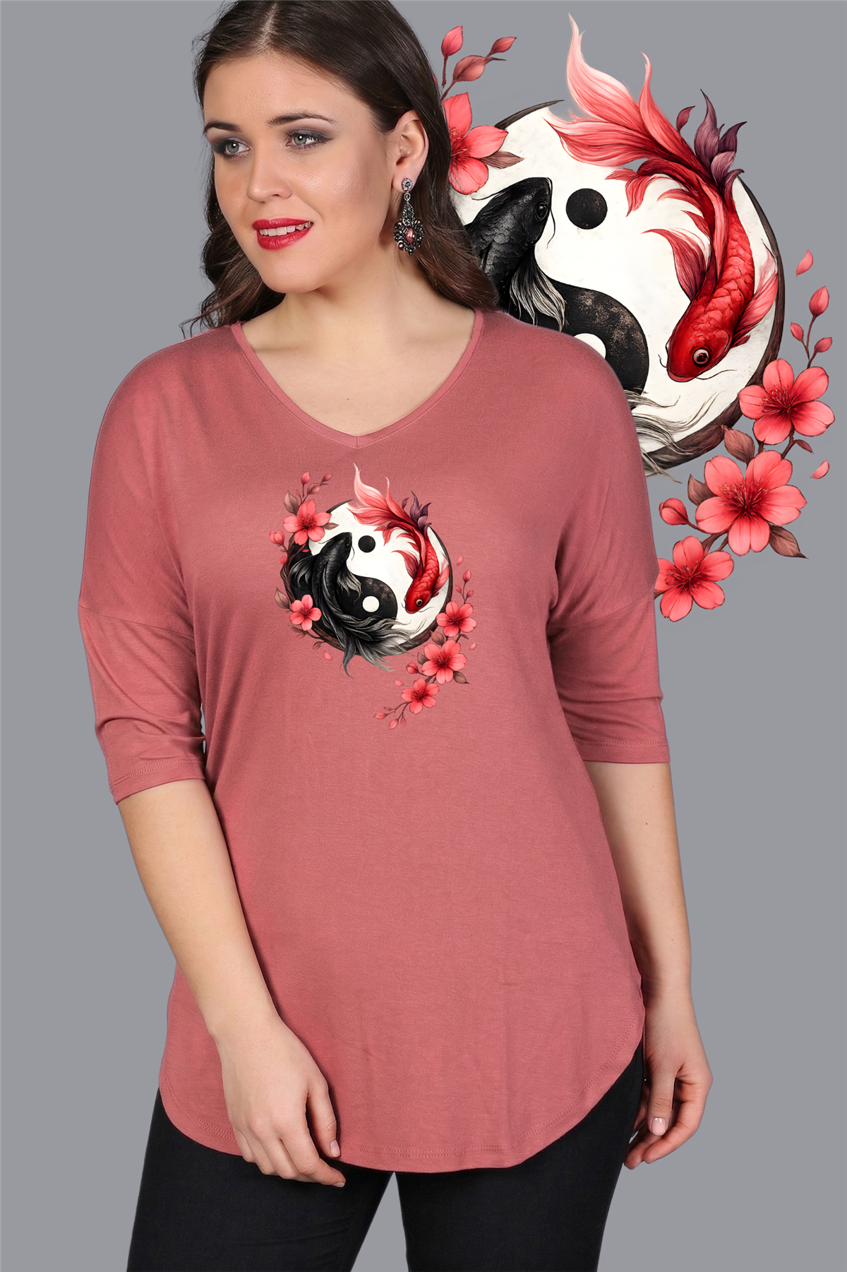 Büyük Beden Ying Yang Koi Sakura Baskılı Yarım Kol Yan Yırtmaç Bluz PudraCurvy TrendBüyük Beden Ying Yang Koi Sakura Baskılı Yarım Kol Yan Yırtmaç Bluz Pudra