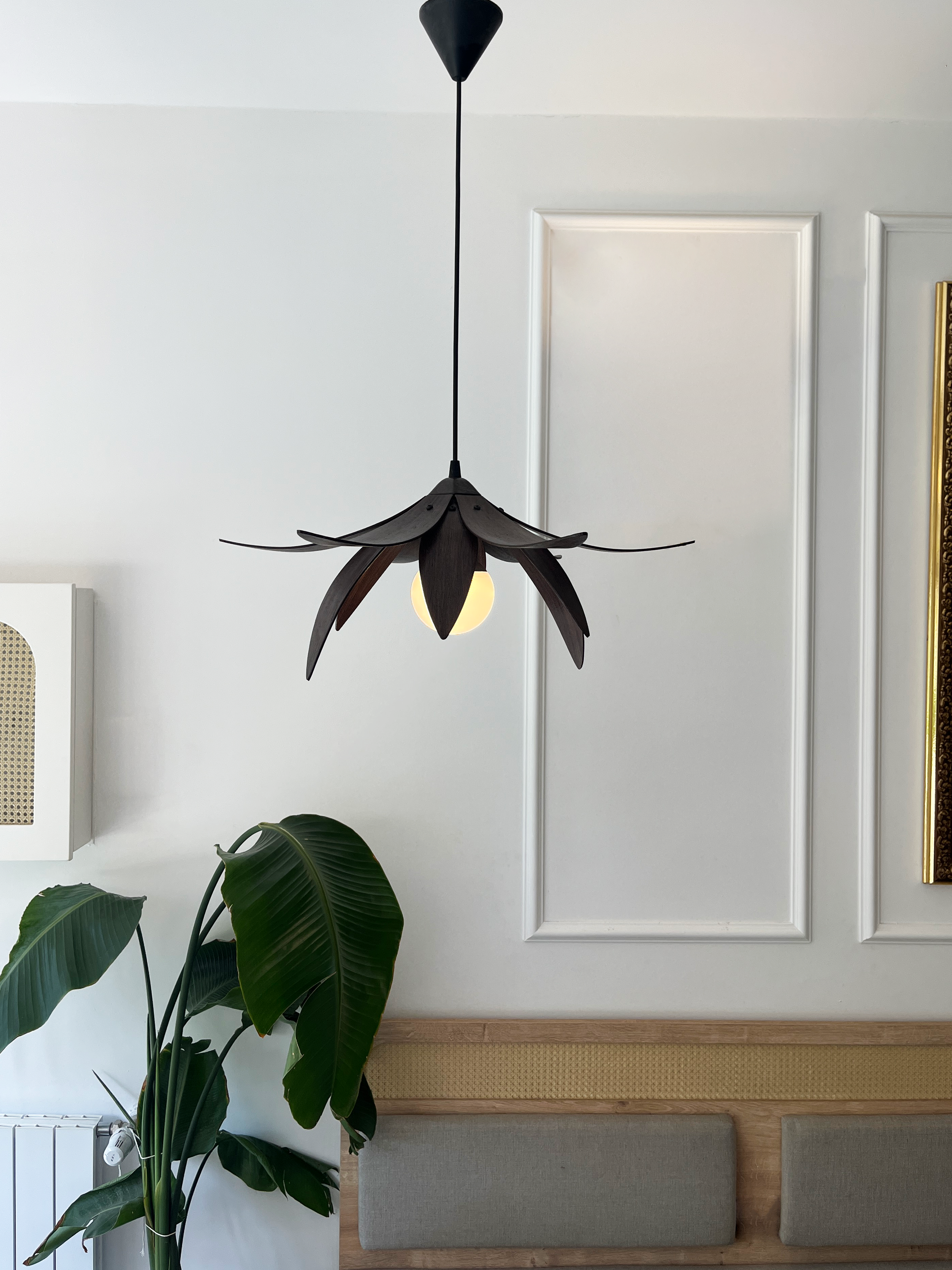 Lotus Avize – Ahşap Modern ve Minimal Tasarım Avize, İskandinav Salon ve Oturma Odası Aydınlatması (Ceviz)