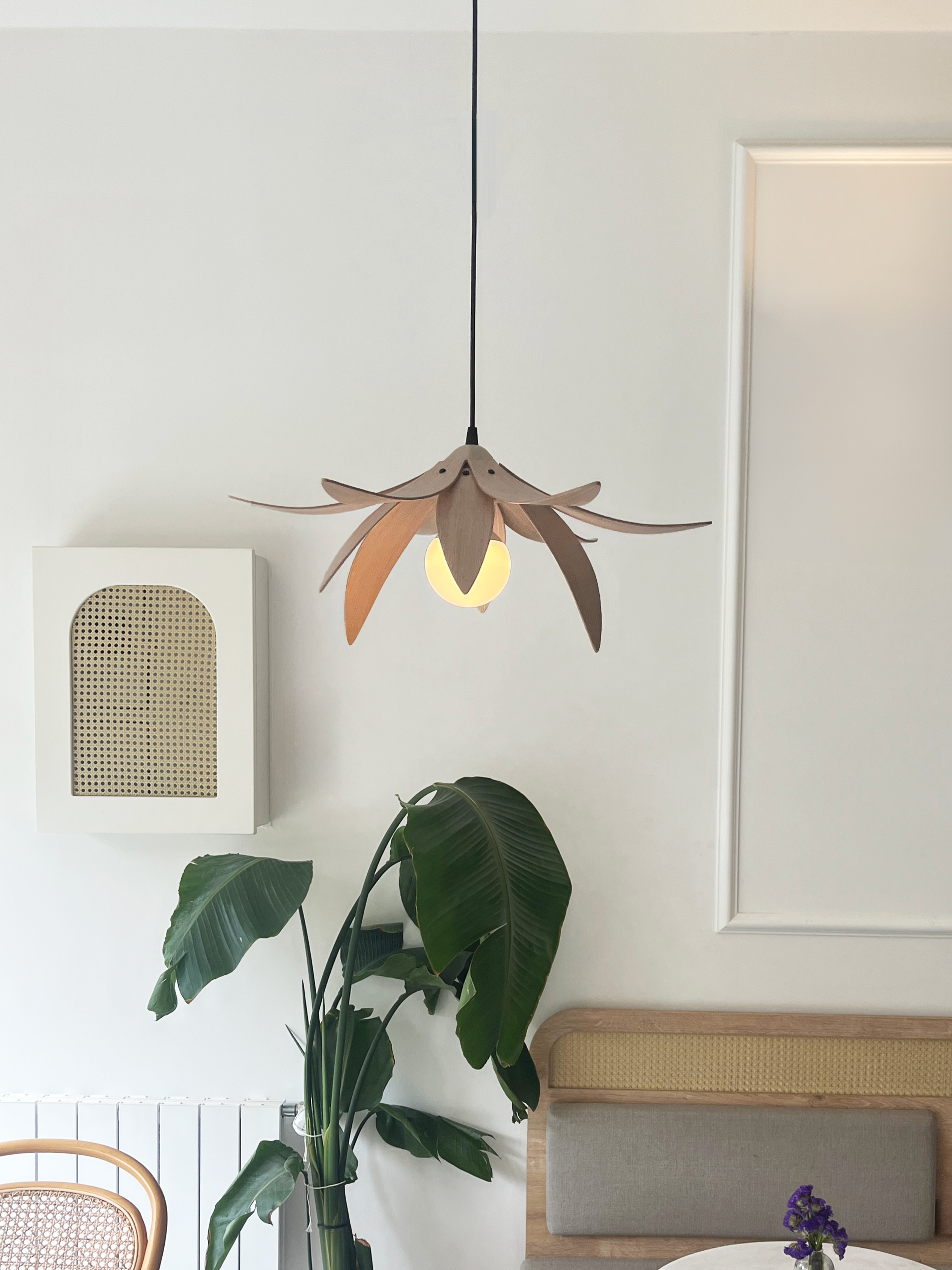 Lotus Avize – Ahşap Modern ve Minimal Tasarım Avize, İskandinav Salon ve Oturma Odası Aydınlatması (Açık Meşe)
