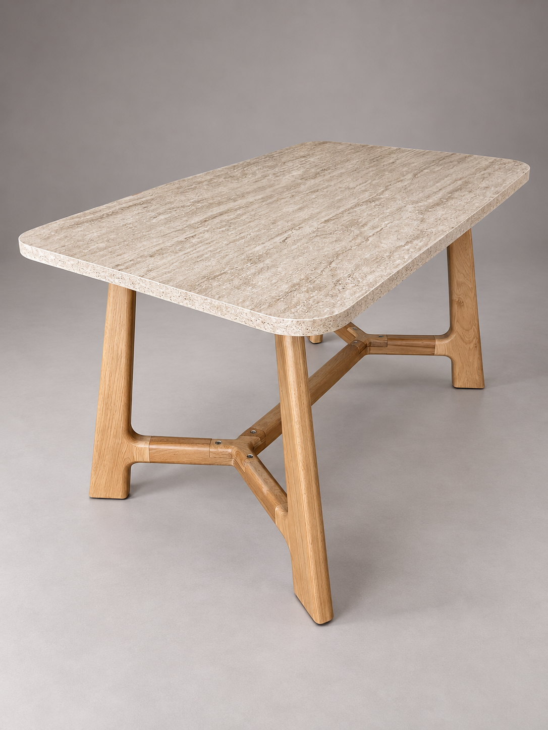 Fagus Wood Riva 130x80 cm yemek masasının traverten desenli tablası ve masif ahşap ayaklarıyla stüdyo görünümü.