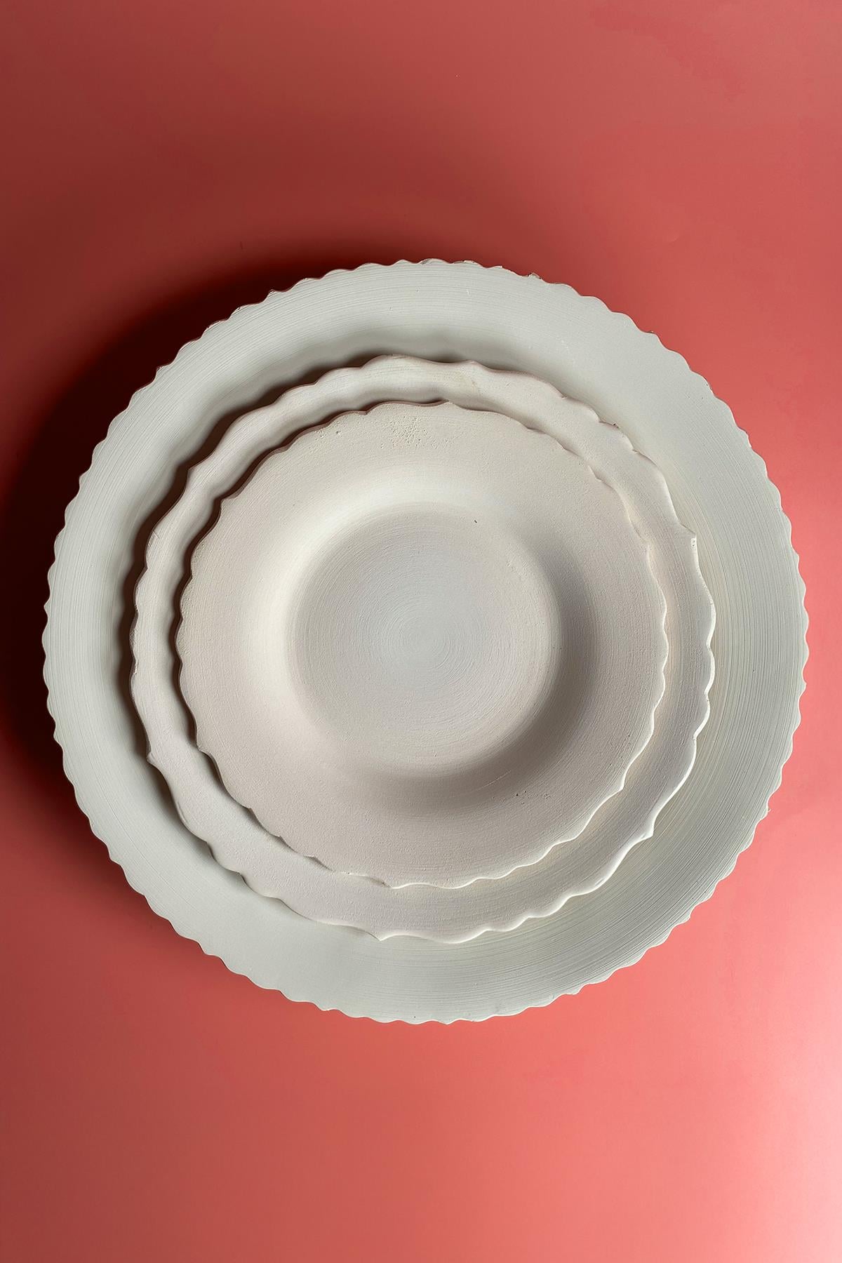 Набор рельефных тарелок из керамической баски