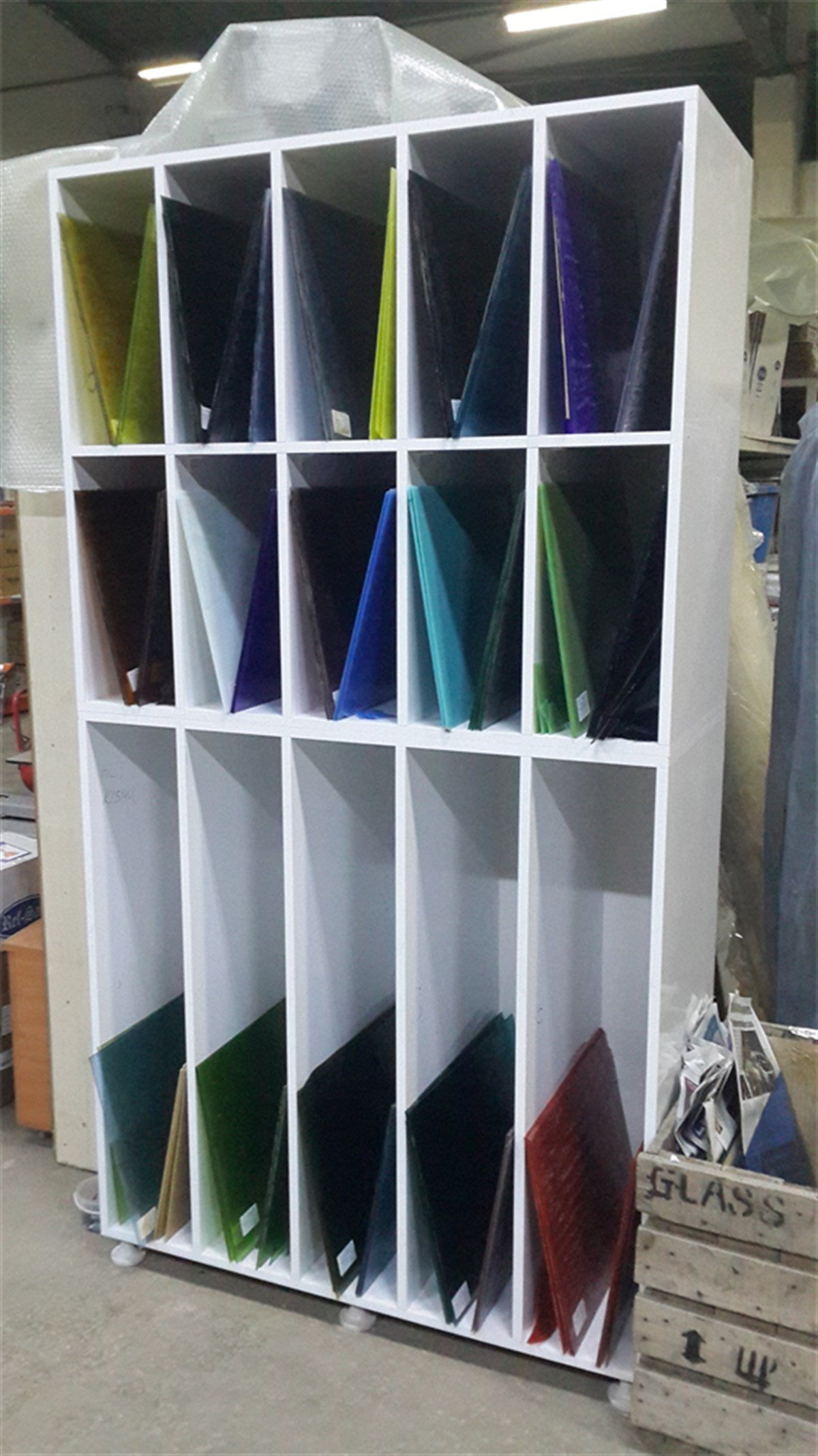 Полка для запасов из цветного стекла