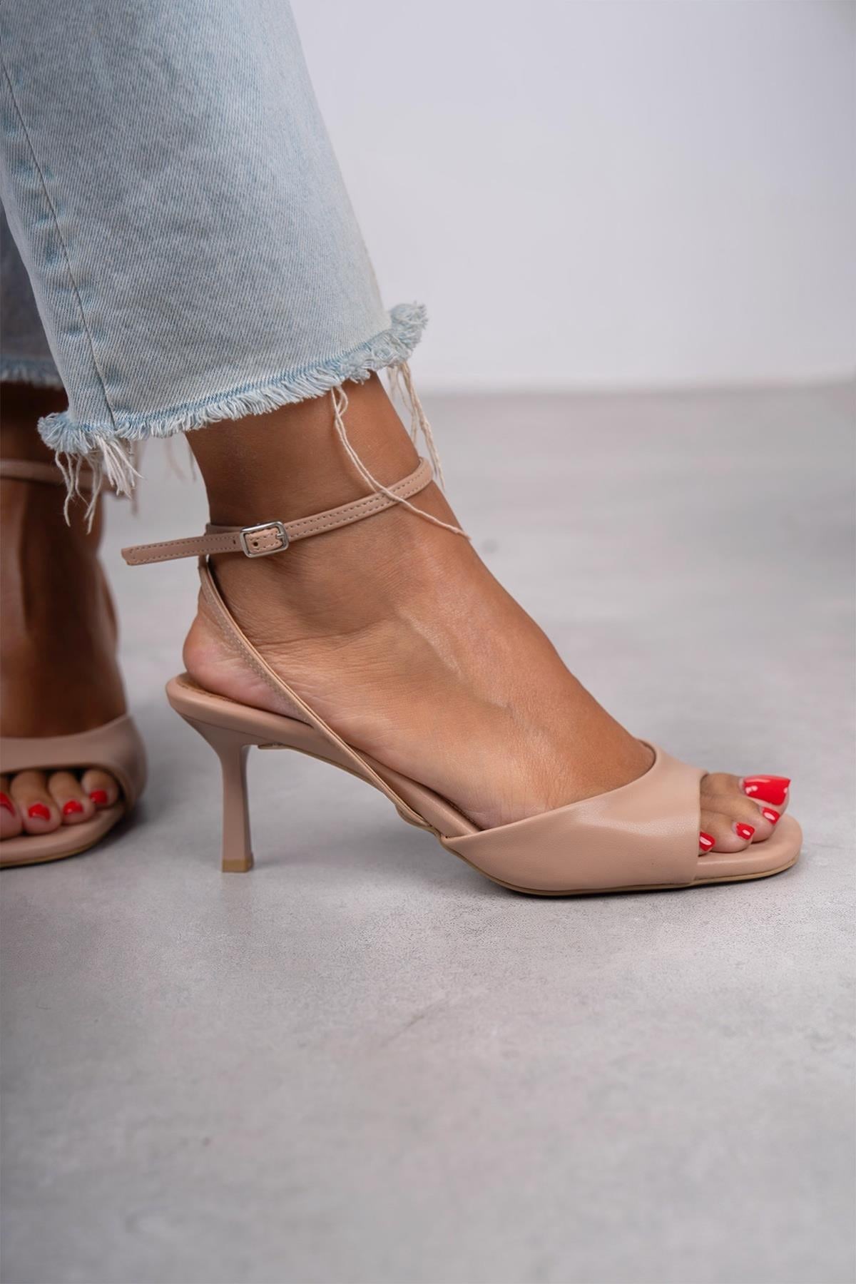 NİCE SANDALET TEN DERİ