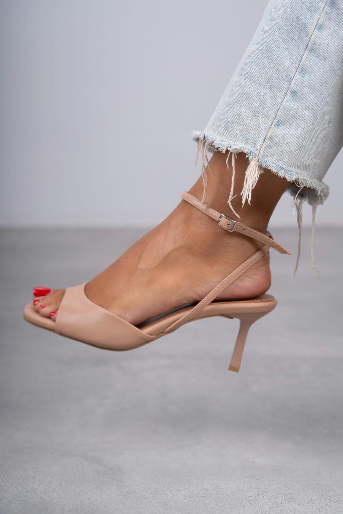 NİCE SANDALET TEN DERİ