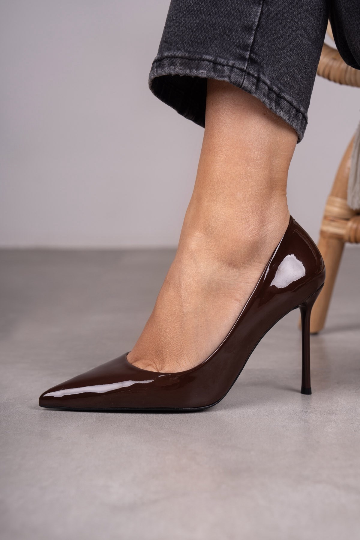 QUEEN KAHVE RUGAN STİLETTO KAHVE