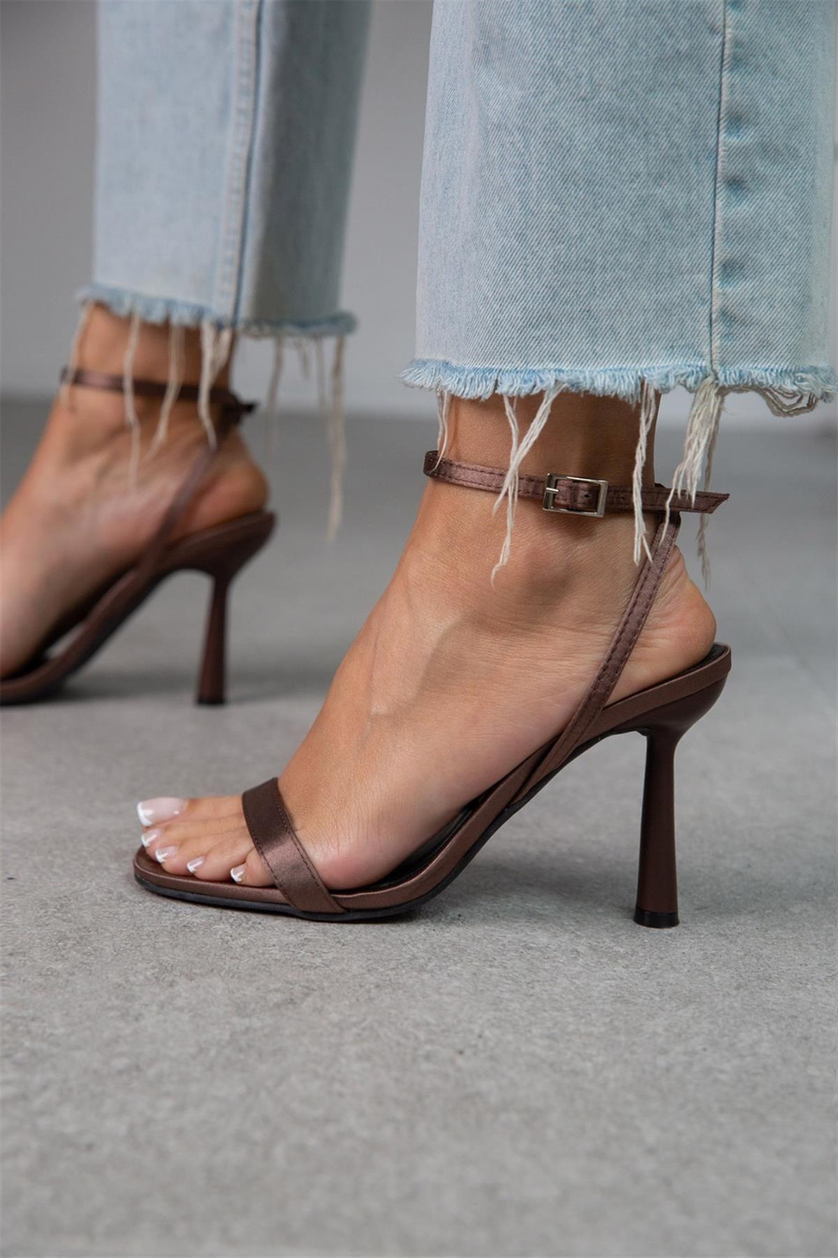 VANESSA KAHVE SATEN SANDALET KAHVE