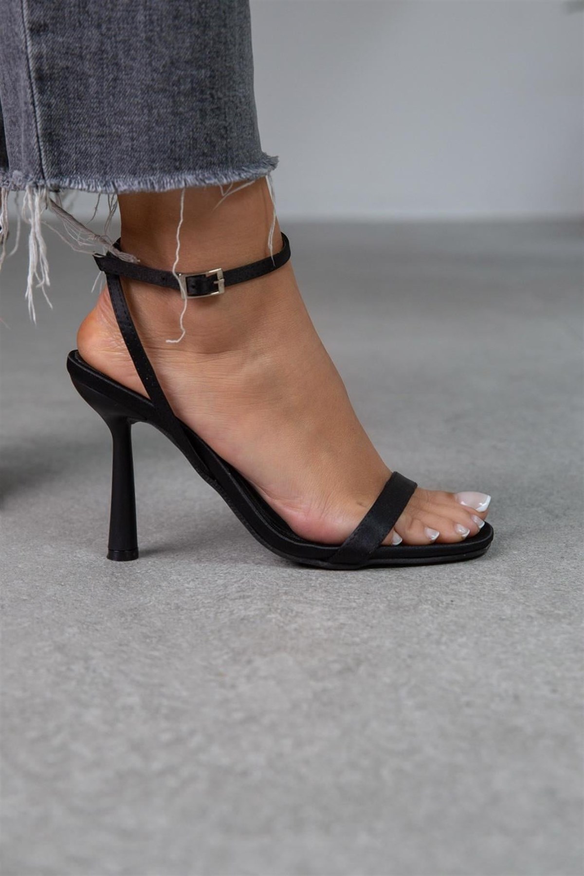 VANESSA SANDALET SİYAH SATEN