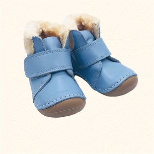 Lil Bugga Appa, gerçek deri, mavi renk, kız ve erkek bebek ilk adım ayakkabısı, renkli fonda.