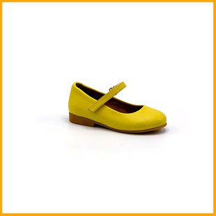 Lil Bugga Missy, sarı renk, düğün ve etkinliklere uygun kız çocuk babet ayakkabısı, renkli fonda.