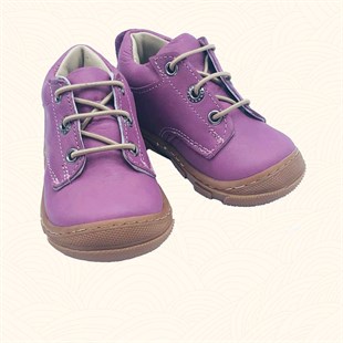 Lil Bugga Toots, gerçek deri, lila rengi, kışlık ilk adım ayakkabısı, renkli fonda.