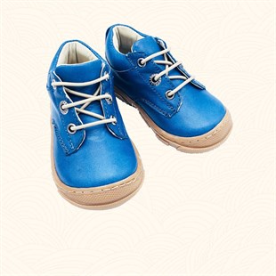 Lil Bugga Toots, gerçek deri, mavi renk, kışlık ilk adım ayakkabısı, renkli fonda..