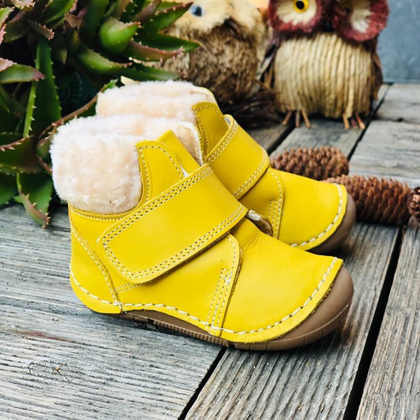 Lil Bugga Appa, gerçek deri, sarı renk, kız ve erkek bebek ilk adım ayakkabısı, renkli fonda.