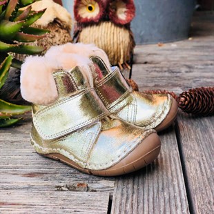 Lil Bugga Appa, gerçek deri, altın rengi, kız bebekler için sağlıklı ilk adım ayakkabısı, renkli fonda.