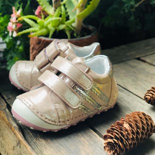 Lil Bugga Çika, gerçek deri, pudra rengi, kız bebekler için anatomik tabanlı ilk adım spor ayakkabısı, renkli fonda.