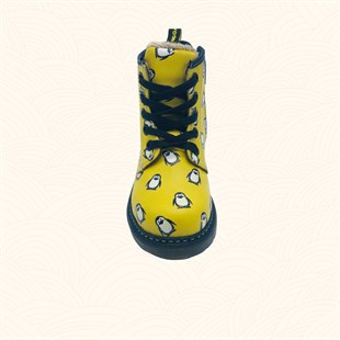 Lil Bugga Dandy, gerçek deri, sarı zemin üzeri penguen desenli, kız ve erkek çocuk botu, önden görünüm.
