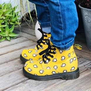 Lil Bugga Dandy, gerçek deri, sarı zemin üzeri penguen desenli, kız ve erkek çocuk botu, renkli fonda.
