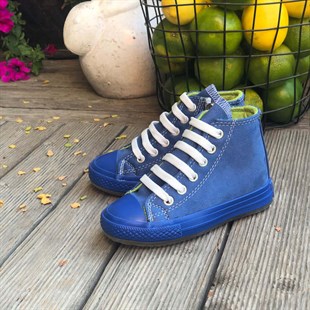 Lil Bugga Killah, mavi renk, kız ve erkek çocuklar için kışlık spor ayakkabı, renkli fonda.
