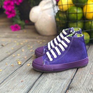 Lil Bugga Killah, mor renk, kız ve erkek çocuklar için kışlık spor ayakkabı, renkli fonda.