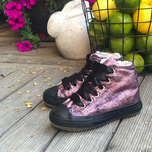 Lil Bugga Killah, pembe renk, kız ve erkek çocuklar için kışlık spor ayakkabı, renkli fonda.