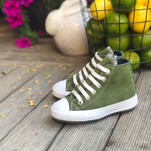 Lil Bugga Killah, yeşil renk, kız ve erkek çocuklar için kışlık spor ayakkabı, renkli fonda.