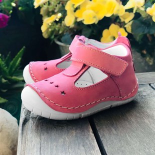 Ponçik Bebek Deri İlk Adım Ayakkabısı Pembe Renkli Fonda