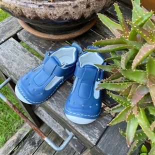 Ponçik Bebek Deri İlk Adım Ayakkabısı Mavi Renkli Fonda