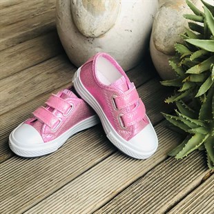 Spiky Parlak Pembe Çocuk Ayakkabısı renkli fonda