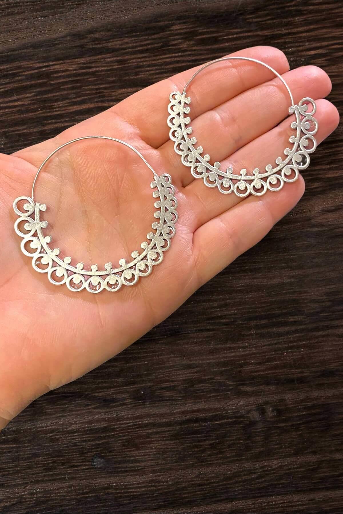 1308 Yan Duran Büyük Halka Gümüş Renk Döküm Küpe