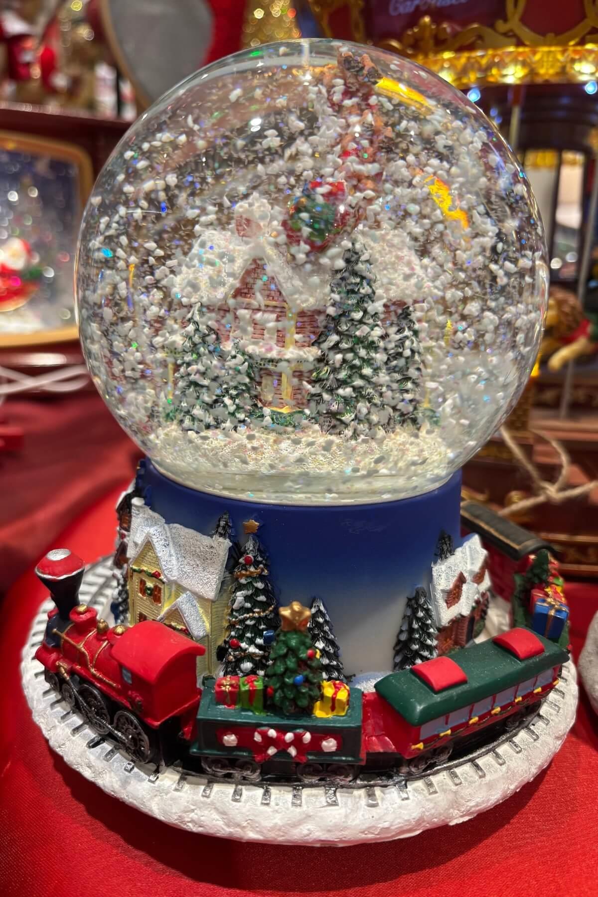 12cm Polyester Tren Dönen Tabanlı Müzikli Kar Küresi