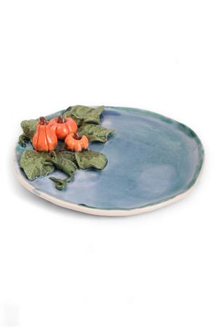 El Yapımı Balkabağı Kabartmalı Seramik Sunum Tabağı – Mavi Zemin (18 cm)