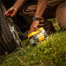 STANLEY SXIF0001 12Volt 150 PSI Dijital Basınç Göstergeli Lastik Şişirme Pompası + Led Lamba