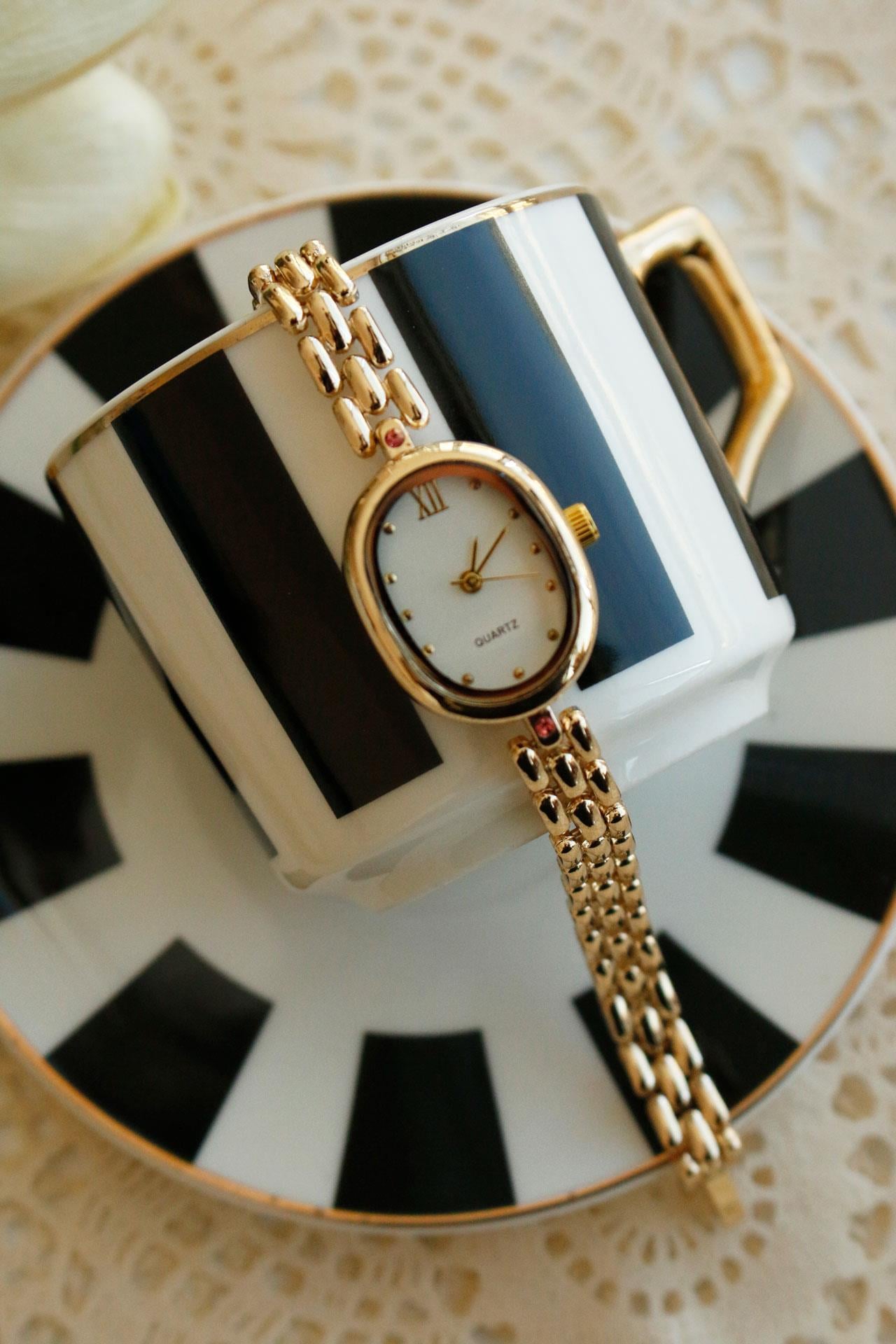 Sophie Oval Gold Metal Kadın Kol Saati(taş detaylı)