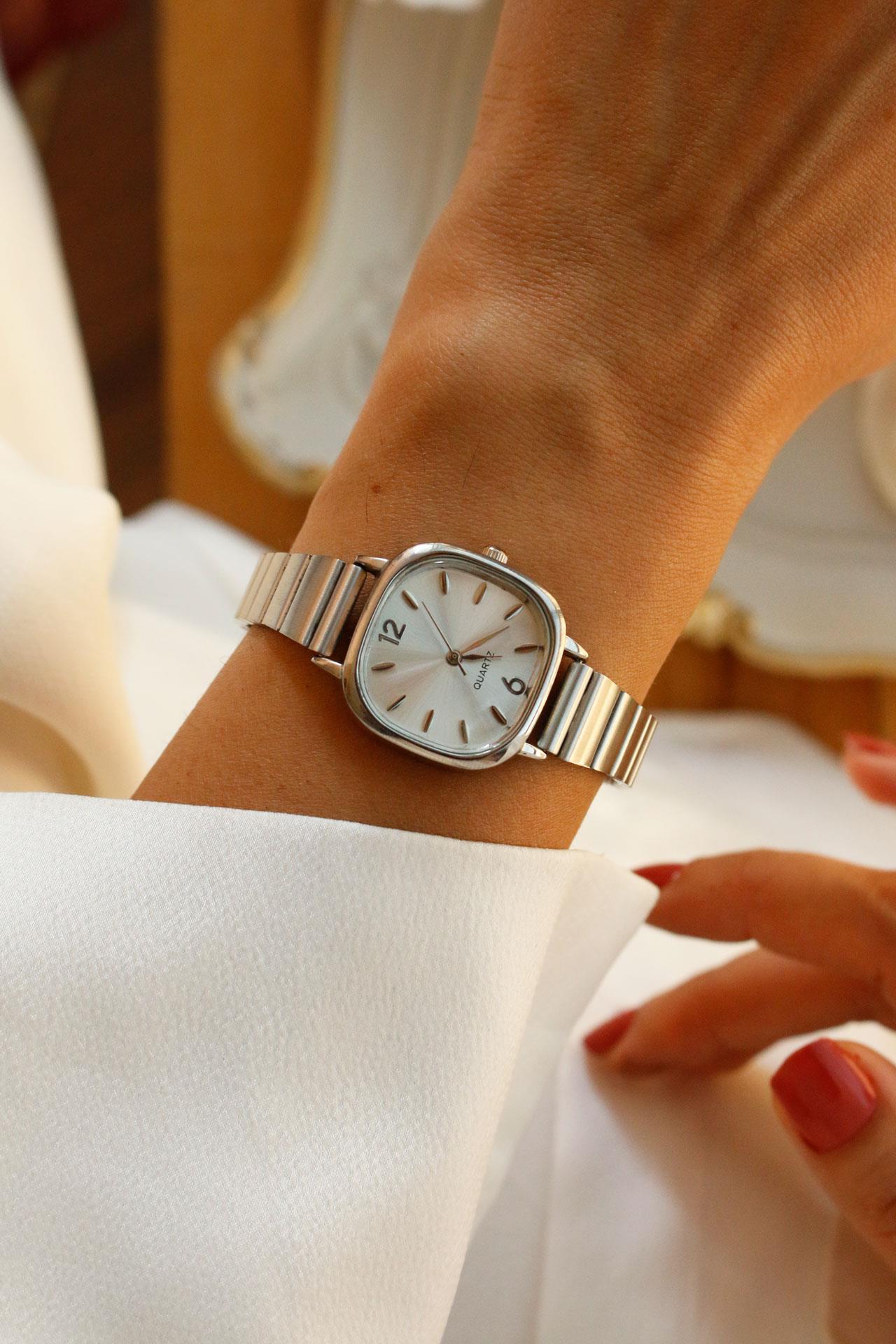 Cassie Silver Oval Metal Kadın Kol Saati