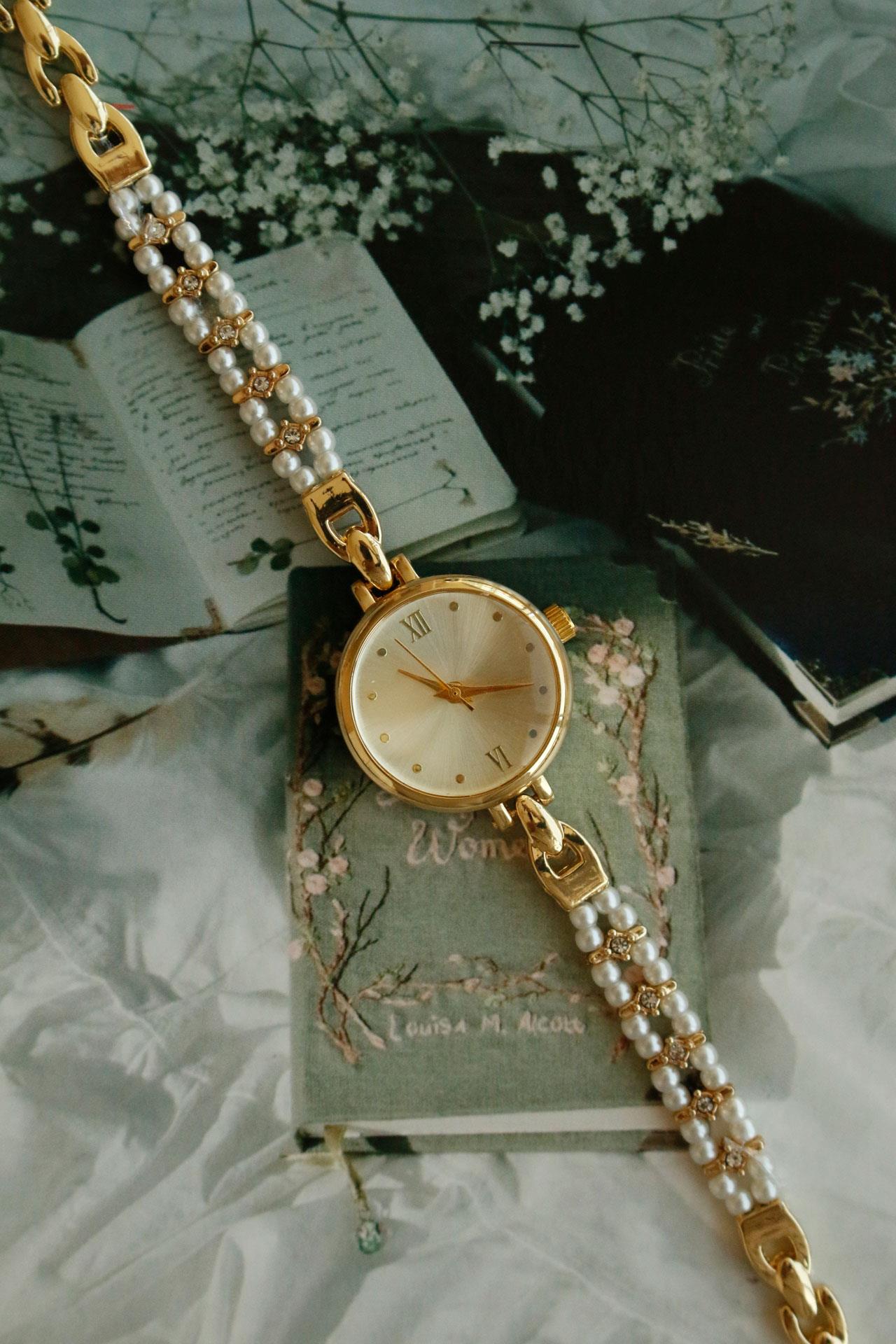 Pearl Gold Yuvarlak Metal İncili Kol Saati 11(içi sarı)
